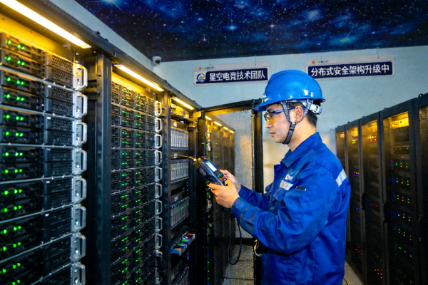 星空电竞技术团队升级分布式安全架构，机房内工程师巡检服务器阵列实景照片